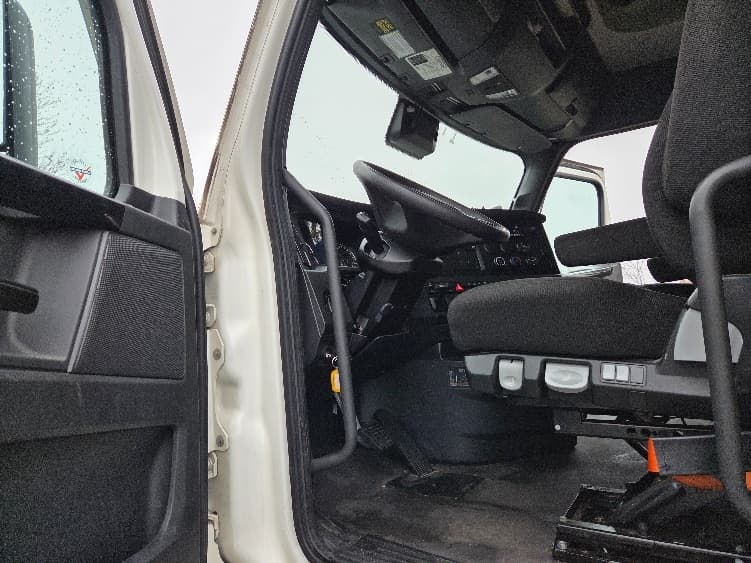 2023 Freightliner Cascadia — photo 9