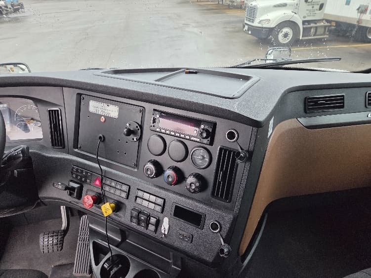 2023 Freightliner Cascadia — photo 10