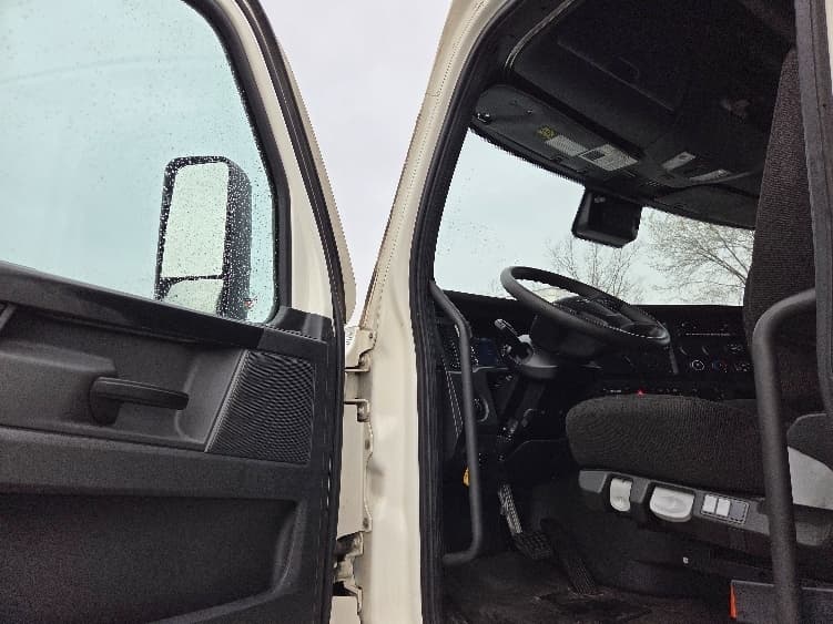 2023 Freightliner Cascadia — photo 7