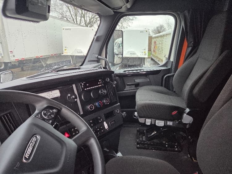 2023 Freightliner Cascadia — photo 8