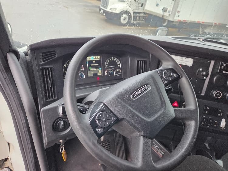 2023 Freightliner Cascadia — photo 9