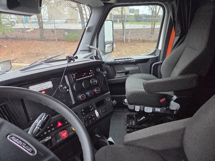 2023 Freightliner Cascadia — photo 10