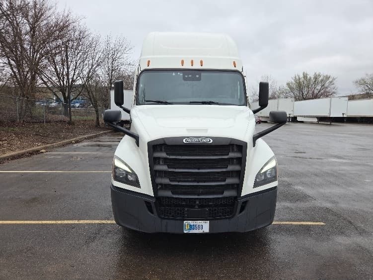 2023 Freightliner Cascadia — photo 2