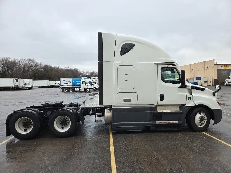 2023 Freightliner Cascadia — photo 8