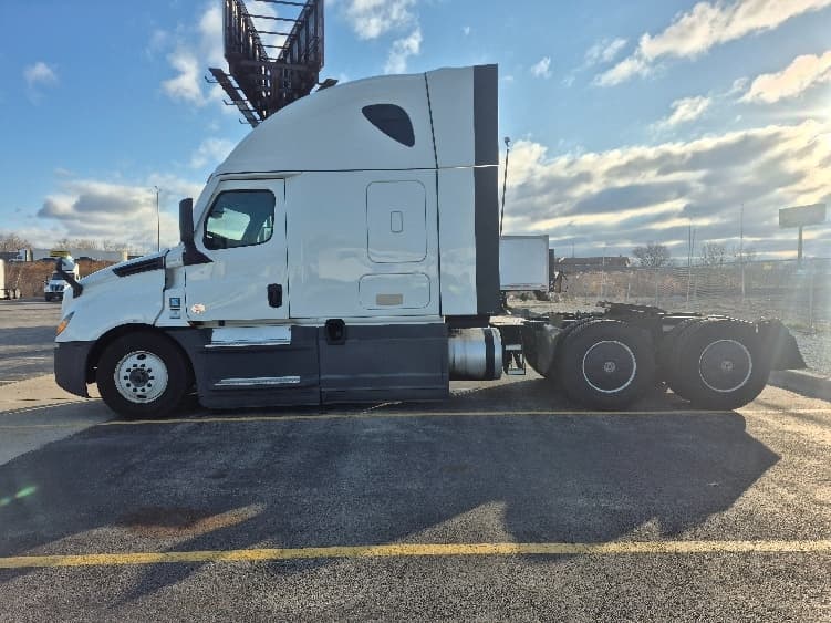 2023 Freightliner Cascadia — photo 4