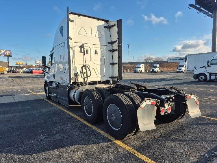 2023 Freightliner Cascadia — photo 5