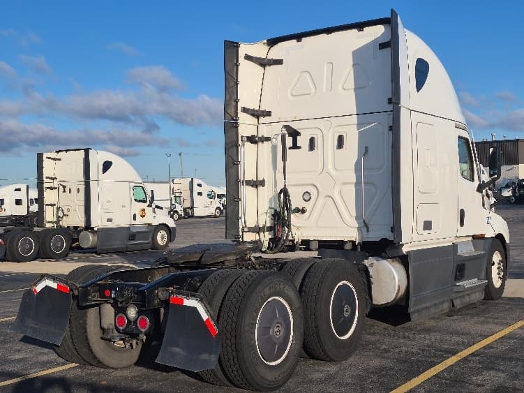 2023 Freightliner Cascadia — photo 7