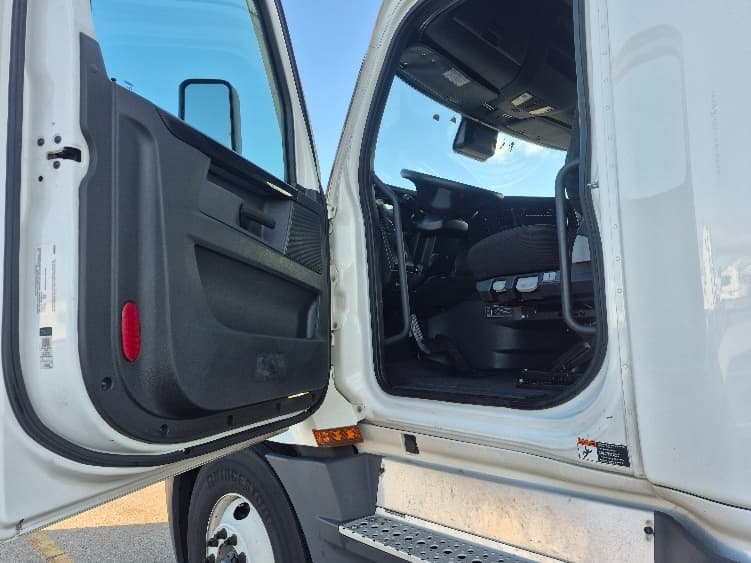 2023 Freightliner Cascadia — photo 9