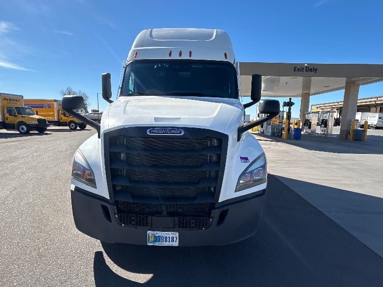 2023 Freightliner Cascadia — photo 2