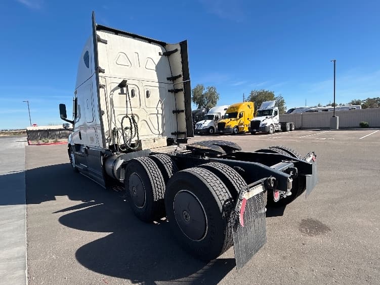 2023 Freightliner Cascadia — photo 5