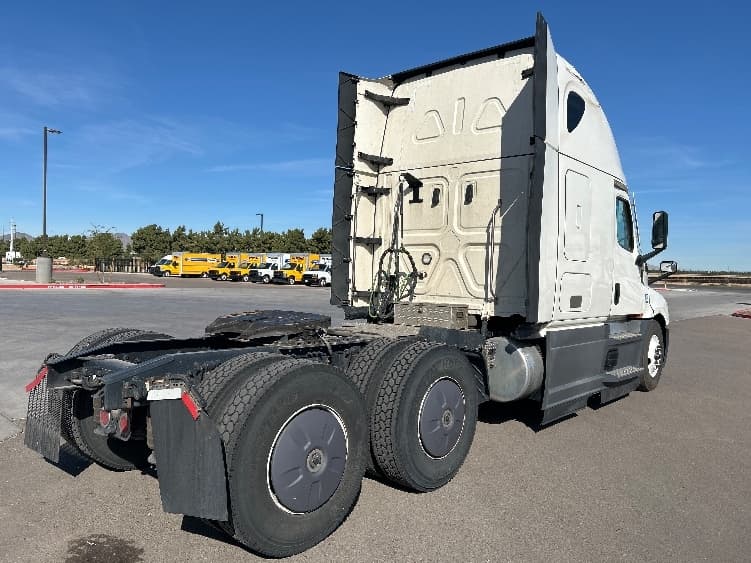 2023 Freightliner Cascadia — photo 7