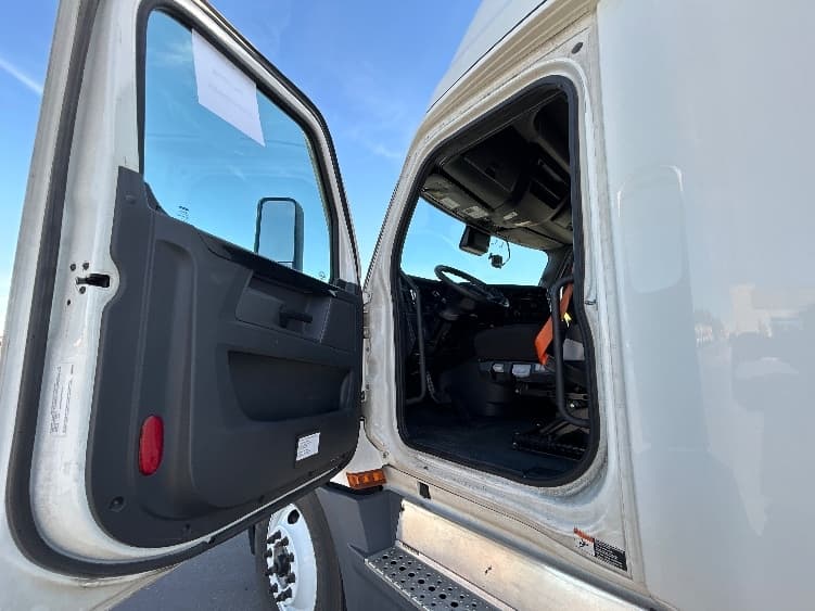 2023 Freightliner Cascadia — photo 9