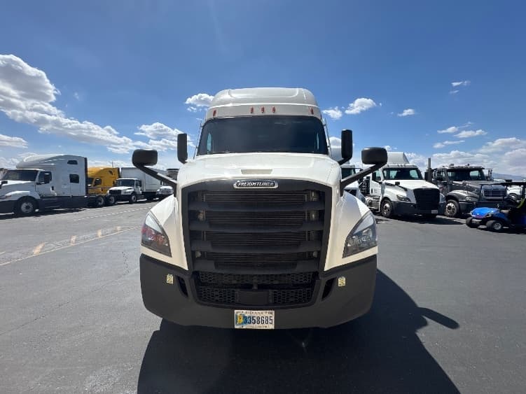 2023 Freightliner Cascadia — photo 2