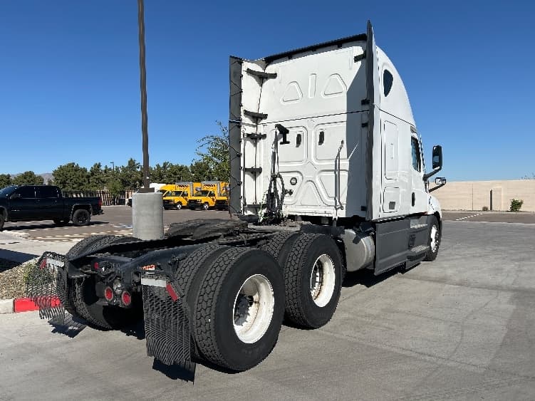 2023 Freightliner Cascadia — photo 7