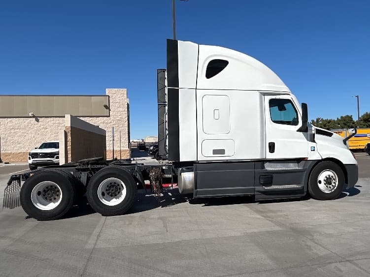 2023 Freightliner Cascadia — photo 8