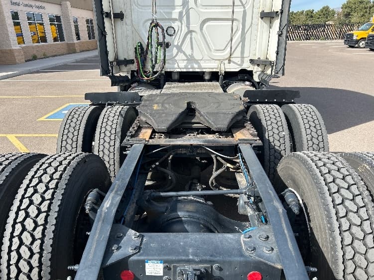 2023 Freightliner Cascadia — photo 6