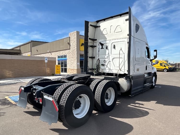 2023 Freightliner Cascadia — photo 7