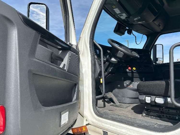 2023 Freightliner Cascadia — photo 9