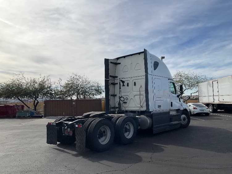 2023 Freightliner Cascadia — photo 7