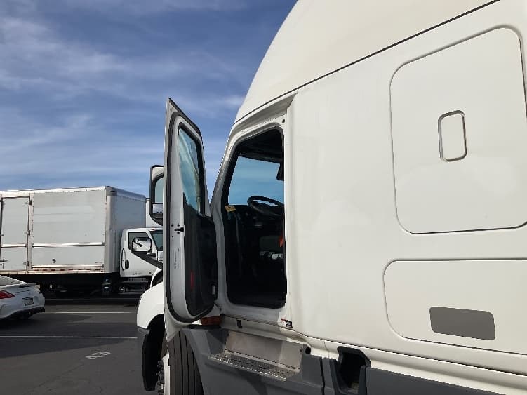 2023 Freightliner Cascadia — photo 9