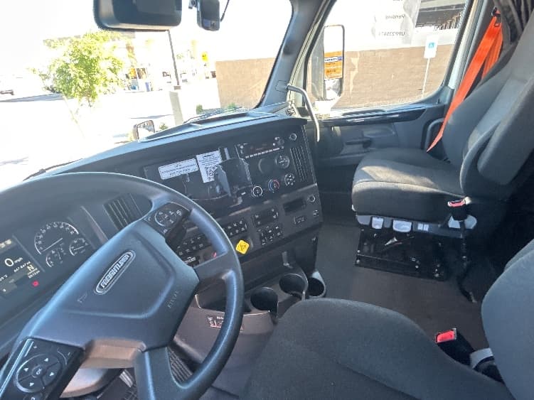 2023 Freightliner Cascadia — photo 10