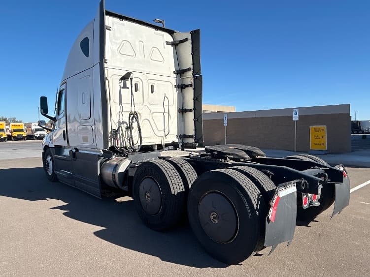 2023 Freightliner Cascadia — photo 5