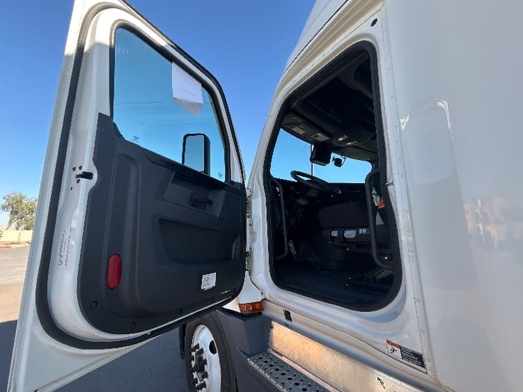 2023 Freightliner Cascadia — photo 9