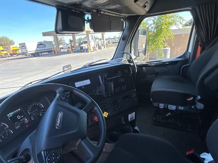 2023 Freightliner Cascadia — photo 10