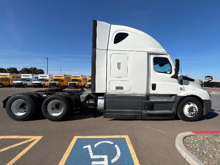 2023 Freightliner Cascadia — photo 8