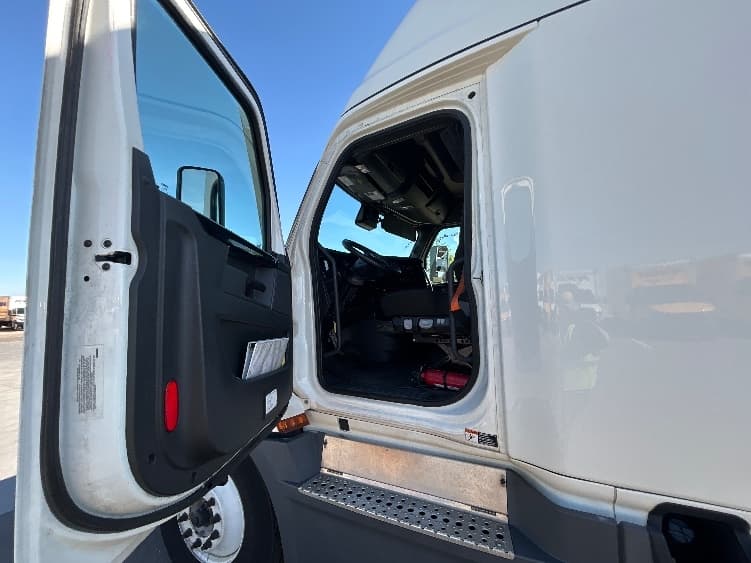 2023 Freightliner Cascadia — photo 9
