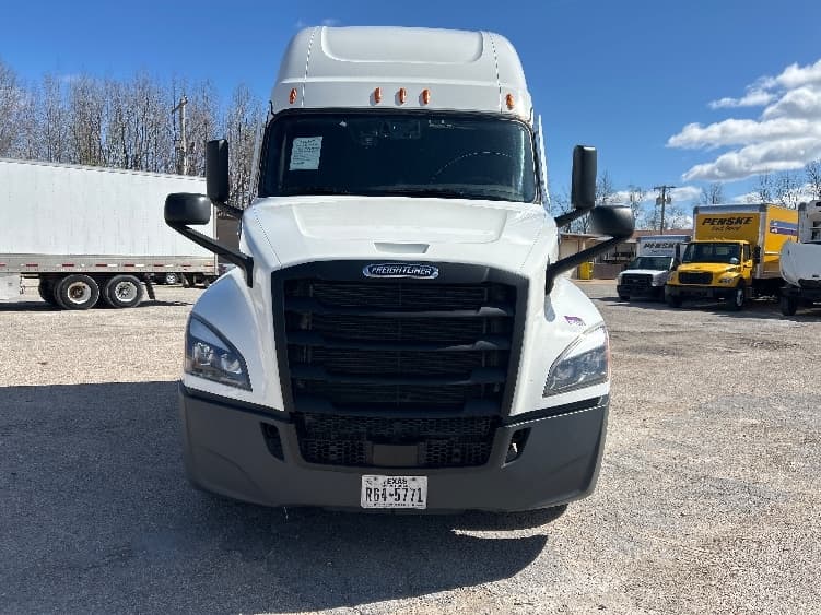 2023 Freightliner Cascadia — photo 2