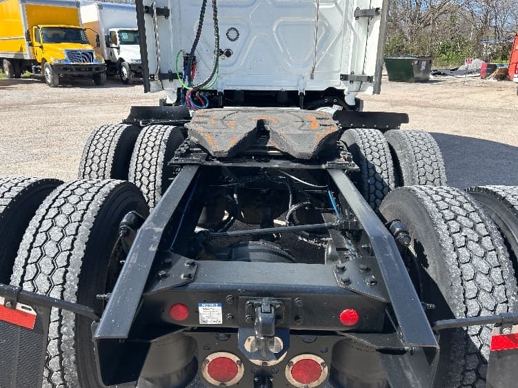 2023 Freightliner Cascadia — photo 6