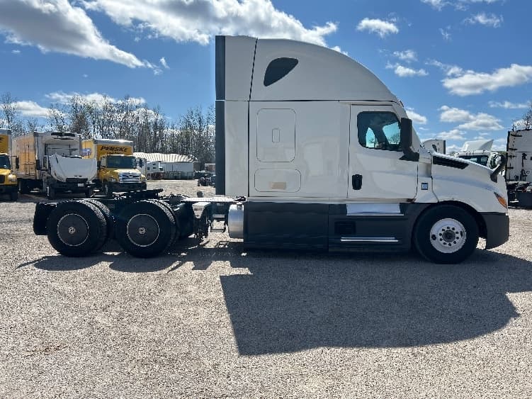 2023 Freightliner Cascadia — photo 8