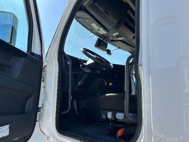 2023 Freightliner Cascadia — photo 9