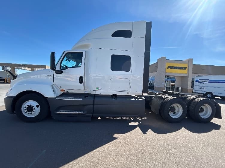 2023 International LT — photo 4