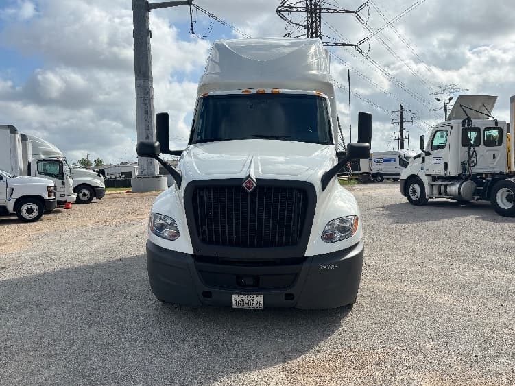 2023 International LT — photo 2