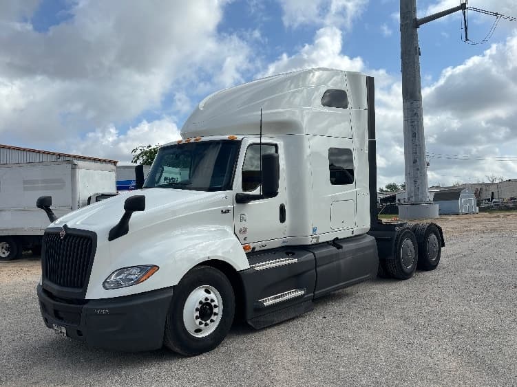 2023 International LT — photo 3