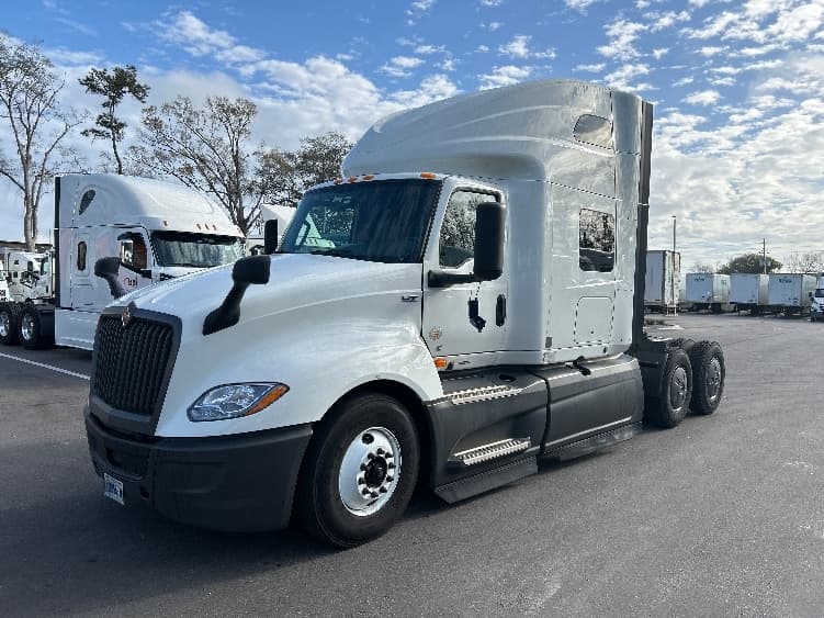 2023 International LT — photo 3