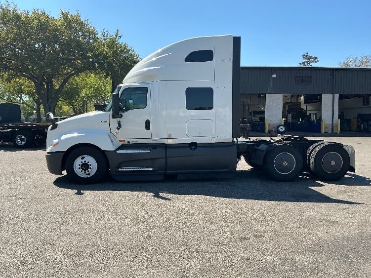 2023 International LT — photo 4