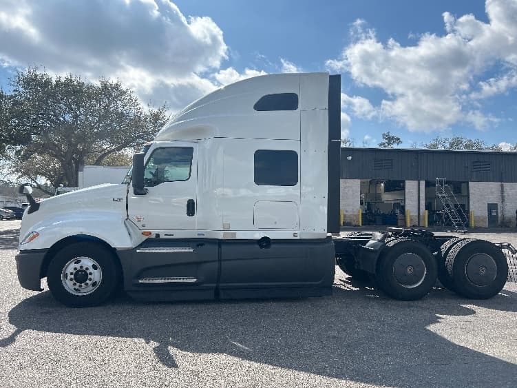 2023 International LT — photo 4