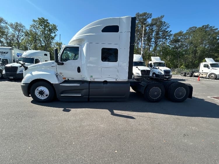 2023 International LT — photo 4