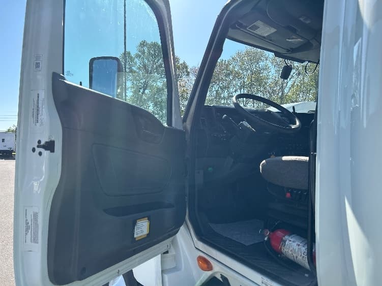 2023 International LT — photo 9