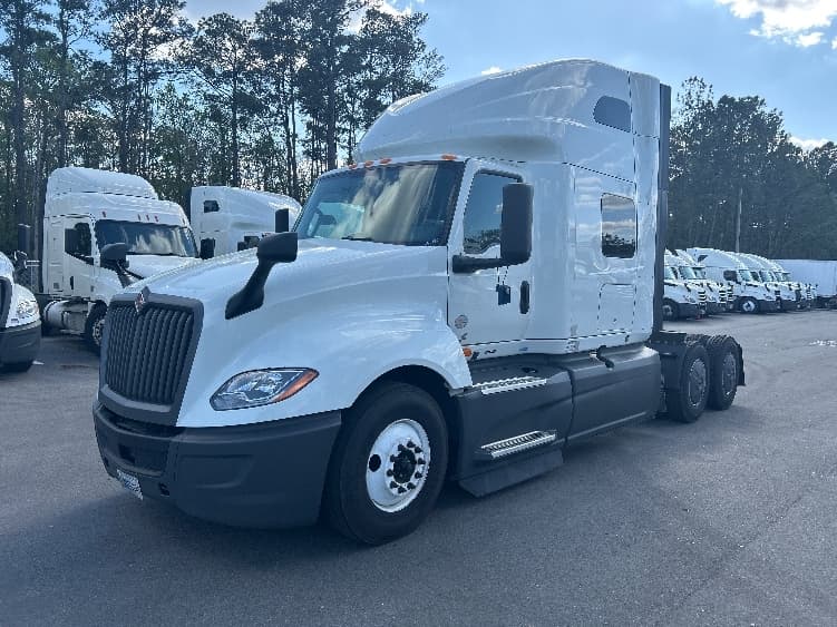 2023 International LT — photo 3