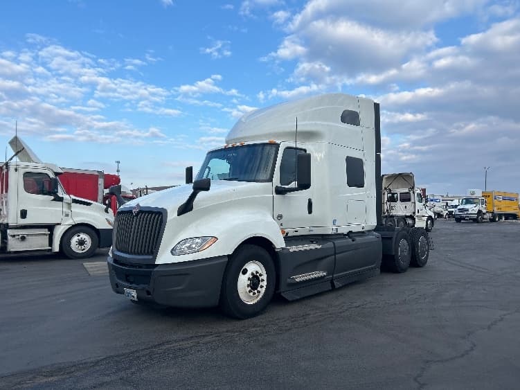 2023 International LT — photo 3