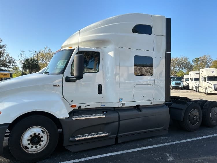 2023 International LT — photo 4