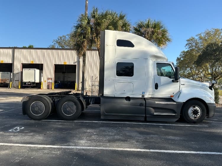 2023 International LT — photo 8