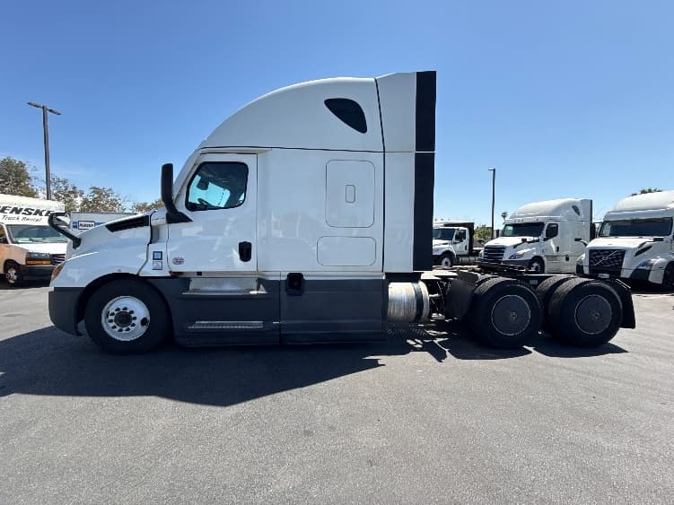 2023 Freightliner Cascadia — photo 4