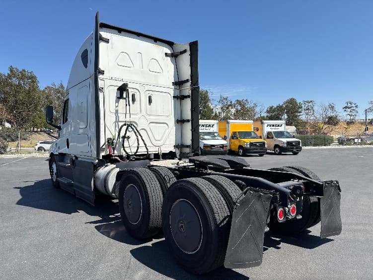 2023 Freightliner Cascadia — photo 5