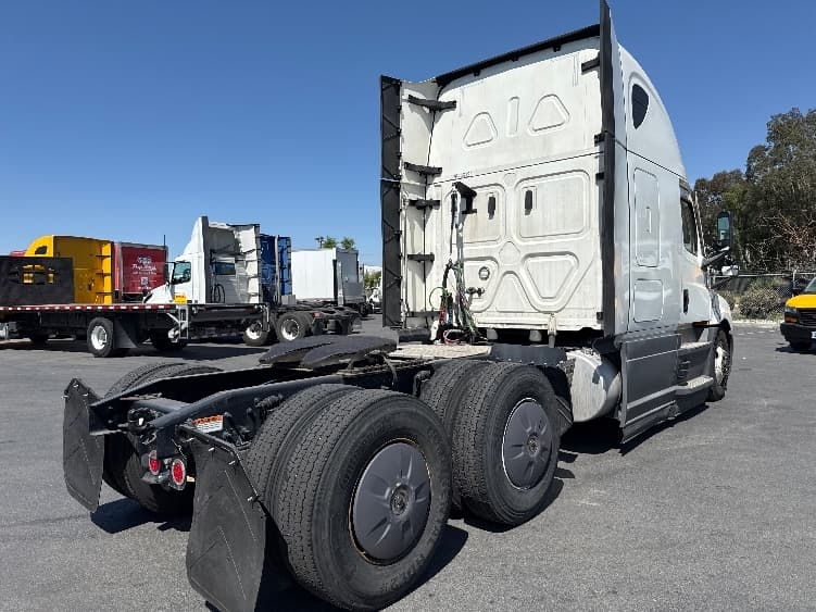 2023 Freightliner Cascadia — photo 7