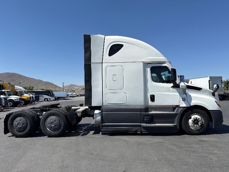 2023 Freightliner Cascadia — photo 8